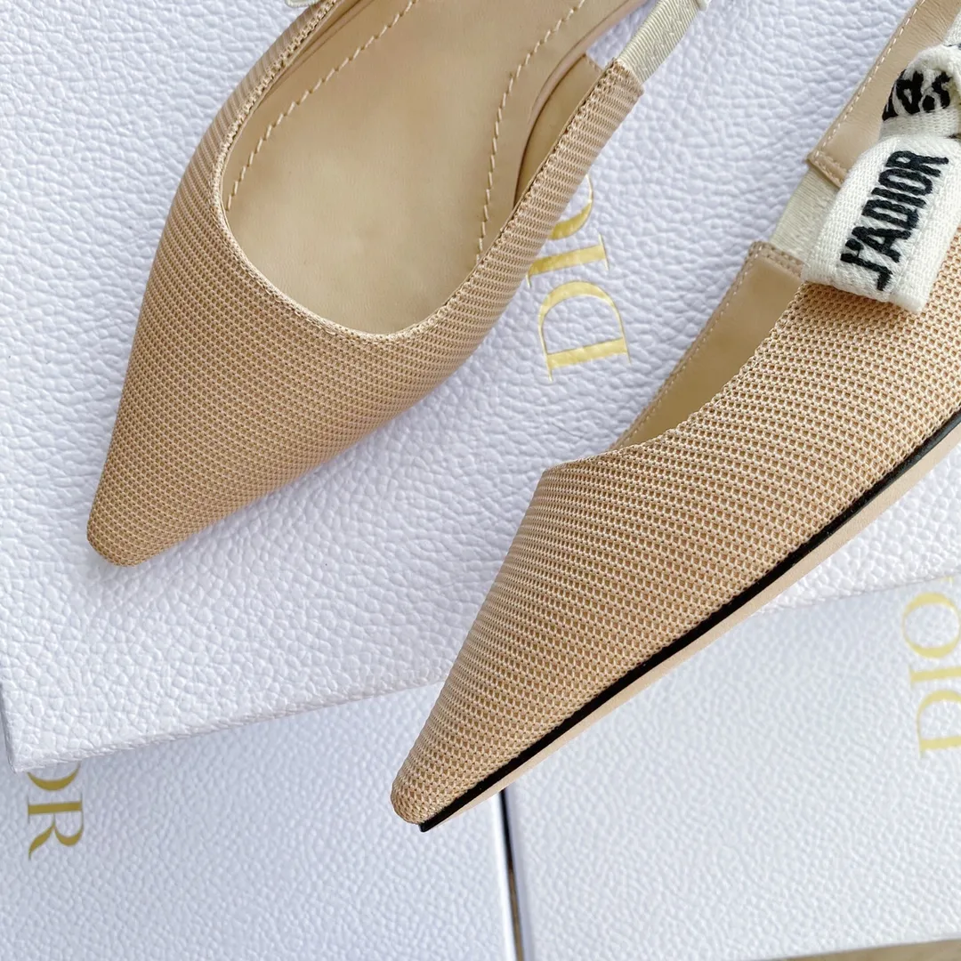 👟👟Ex-factory price 440👟👟 Developed one-to-one from the original version, 👠👠✨ ✨Dior’s popular sandals are new🔥 🔥 The same style as the most popular internet celebrities and celebrities of the year💁 💁. Imported fabric, lining and feet are made of calfskin lining🐑. Original molded heel, heel height 10Cm 6.5cm💘 Original molded metal outsole with five-pointed star LOGO mark✨. Original bow, 💅 Italian leather outsole. 👄💋 Full set of packaging (bags, cards, invoices, one-to-one wrapping paper) 34 40 41 customized